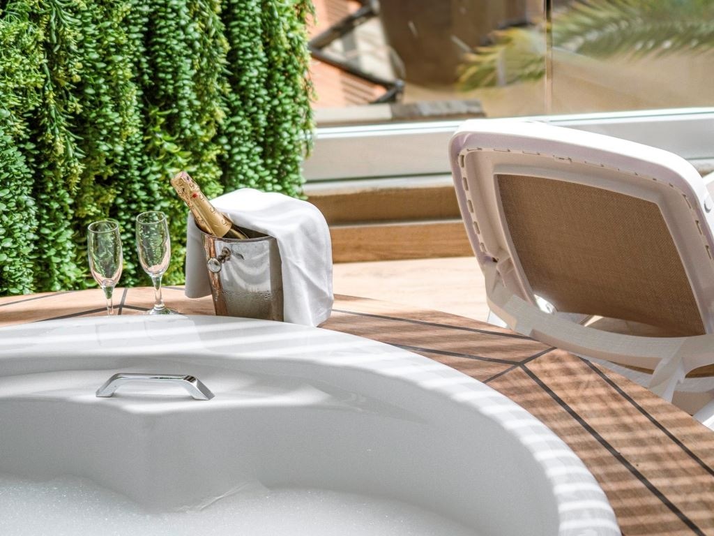 rooms-jacuzzi-terrace-sea-view