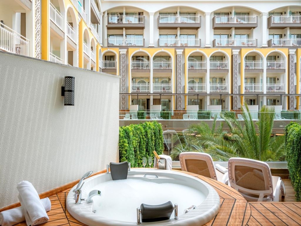 rooms-jacuzzi-terrace-sea-view