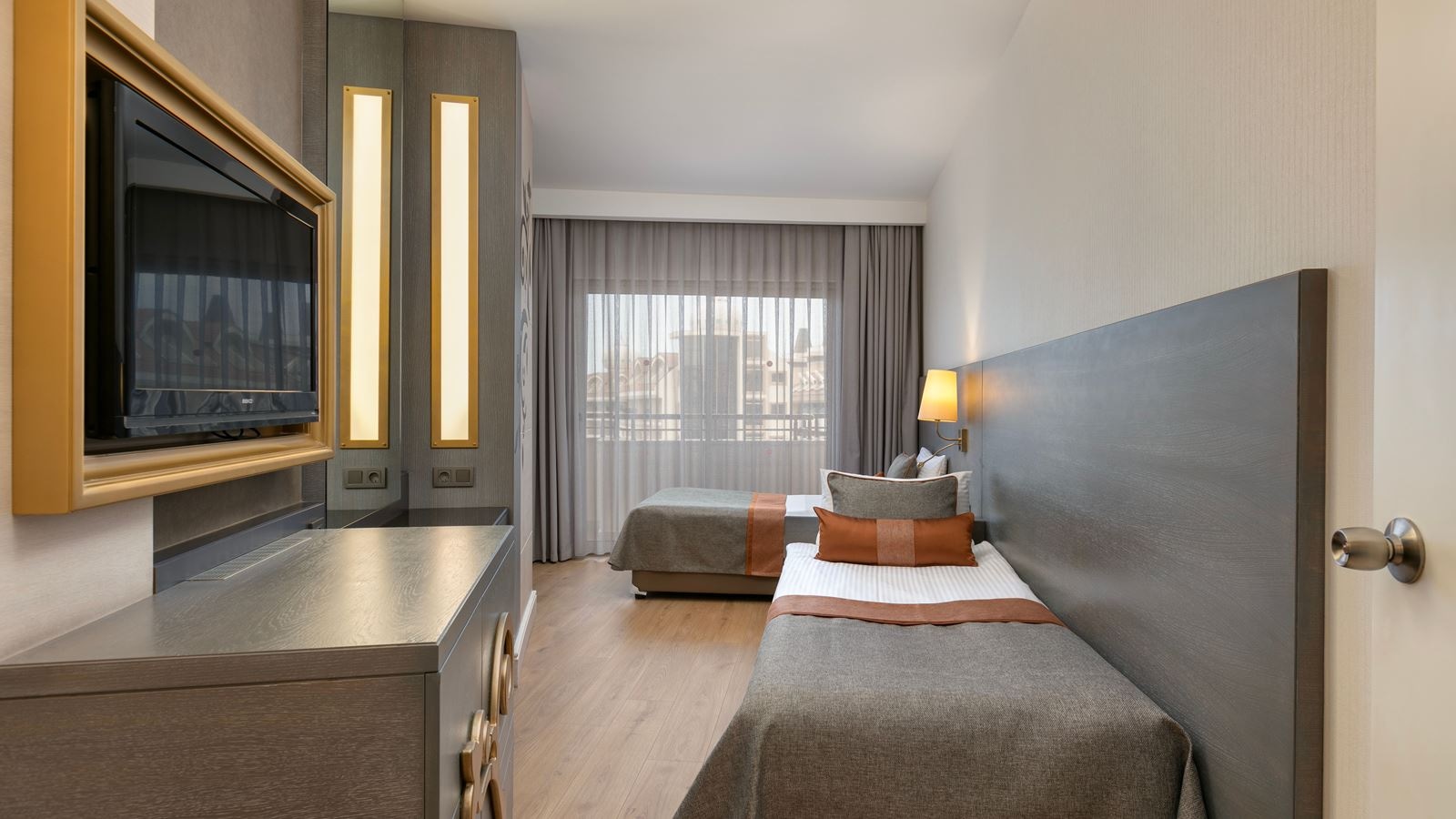 rooms-family-room-land-view