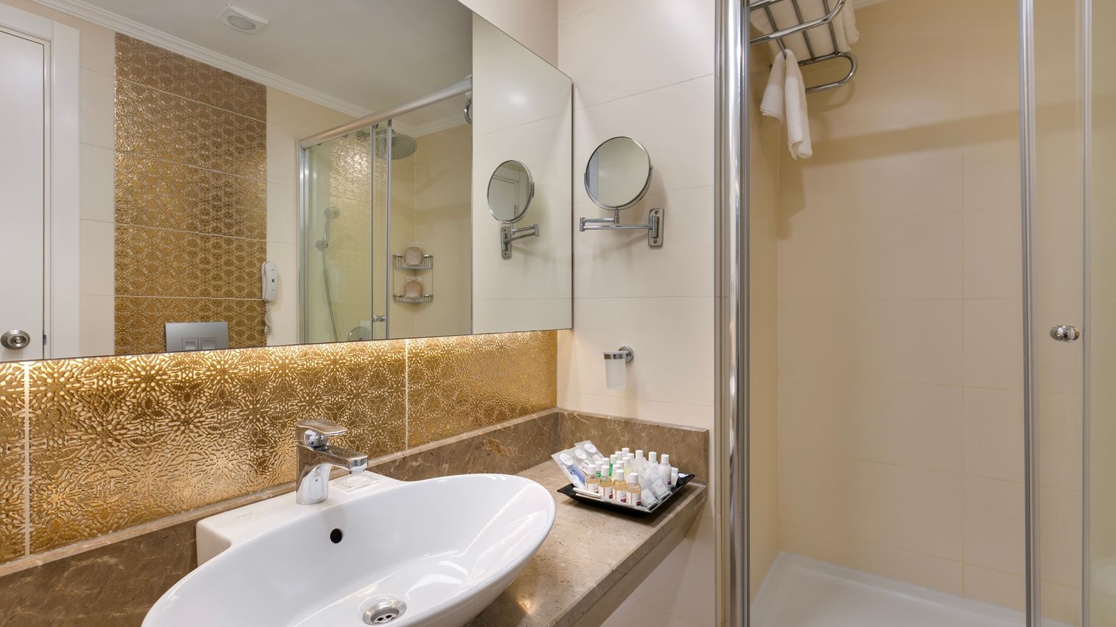 rooms-family-room-land-view