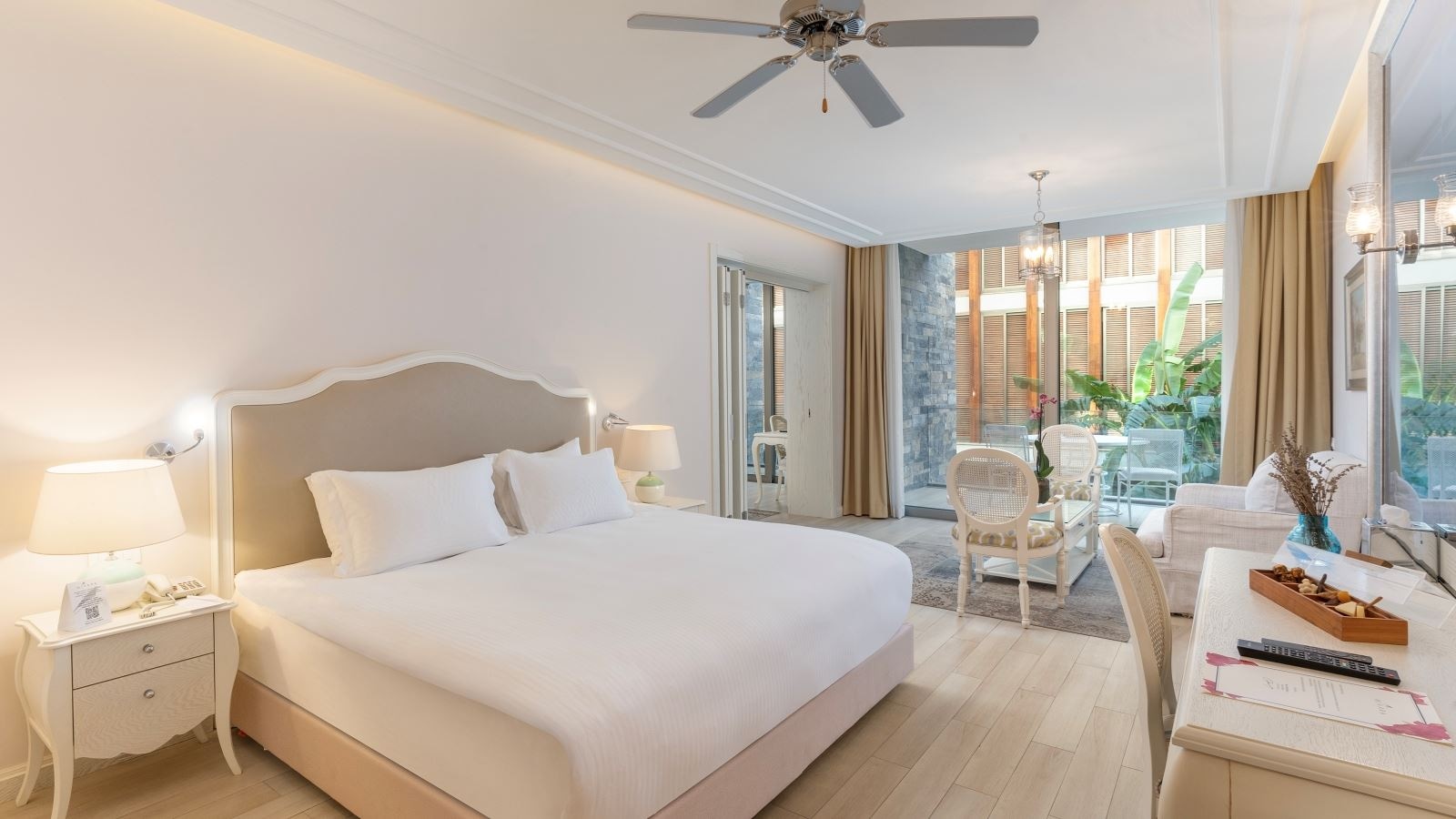 rooms-exclusive-suite-with-living-room