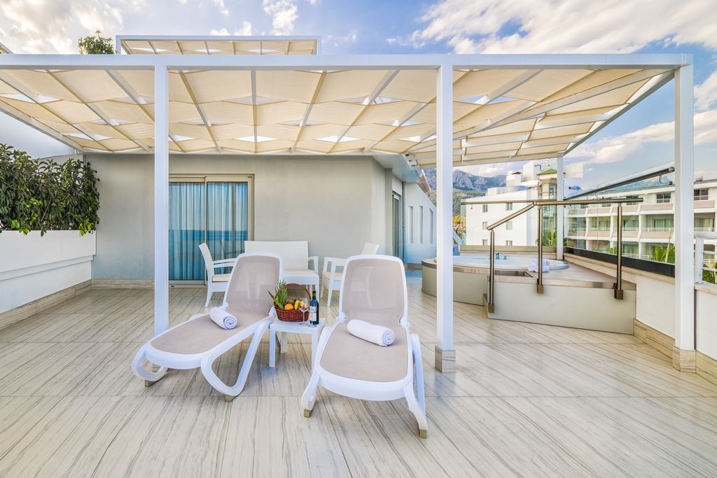 rooms-deluxe-terrace-room-with-jacuzzi