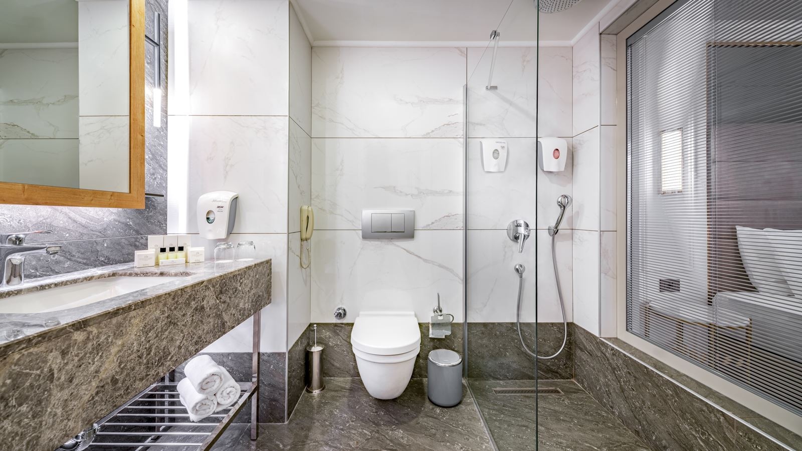 rooms-deluxe-room-partial-view