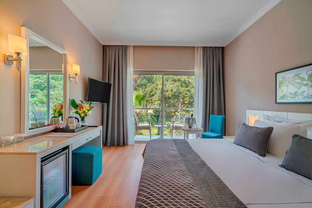 rooms-standard-land-view-room