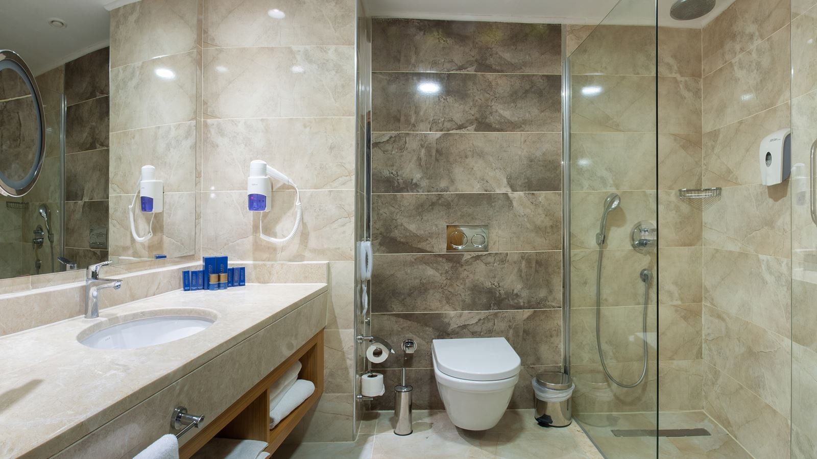 rooms-lake-swimup-room