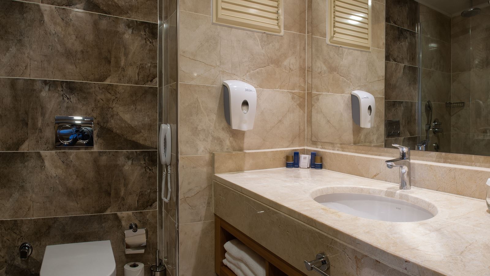 rooms-lake-land-view-room