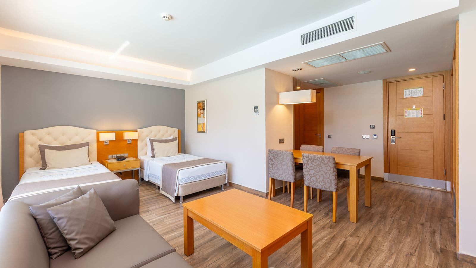 rooms-lake-house-family-room-1-bedroom-+-1-living-room