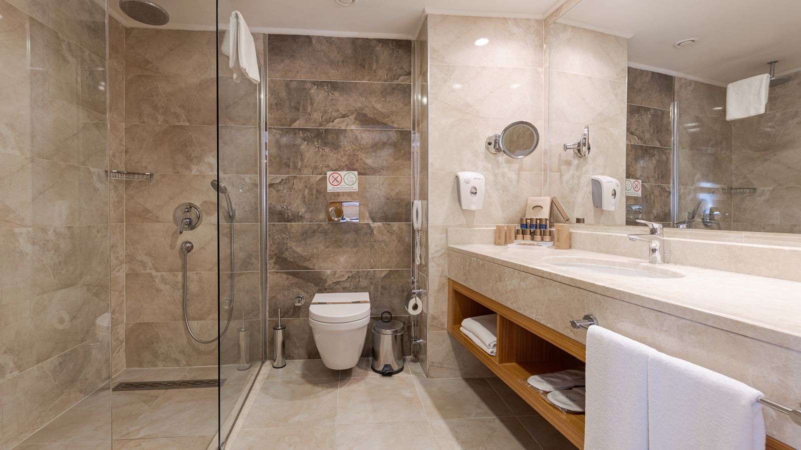 rooms-lake-house-family-room-1-bedroom-+-1-living-room