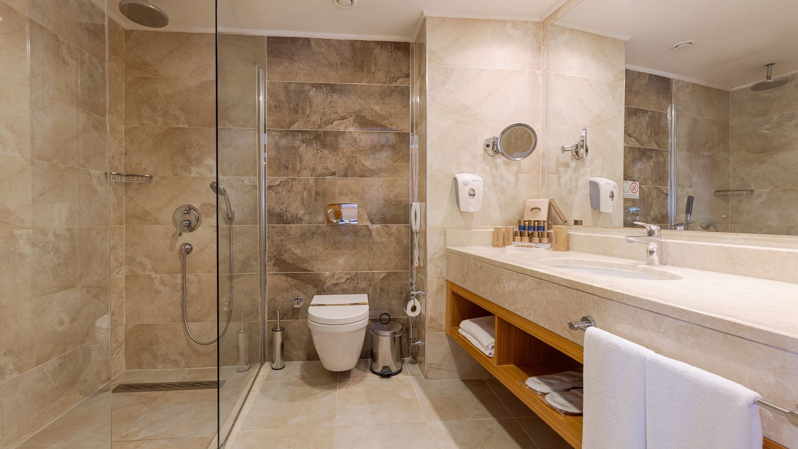 rooms-lake--room-swimup