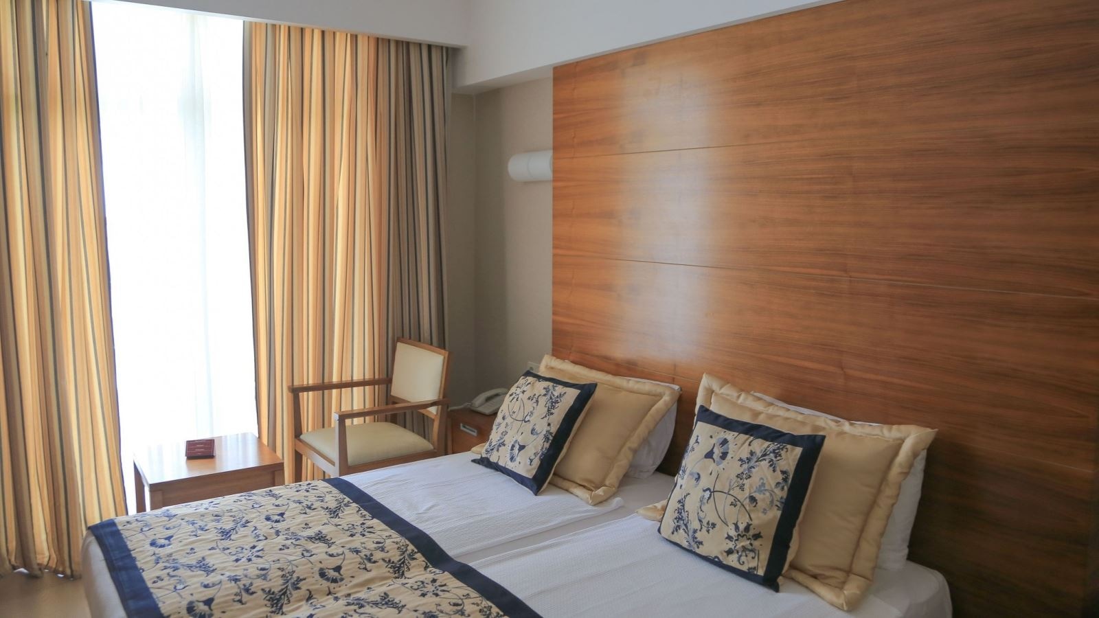 rooms-standard-room-side-sea-view-with-balcony