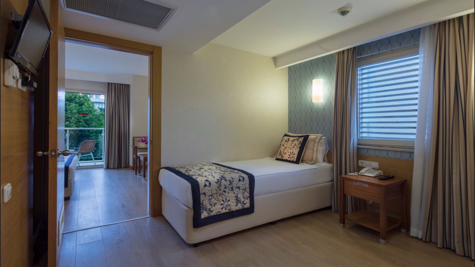 rooms-junior-suite-land-view