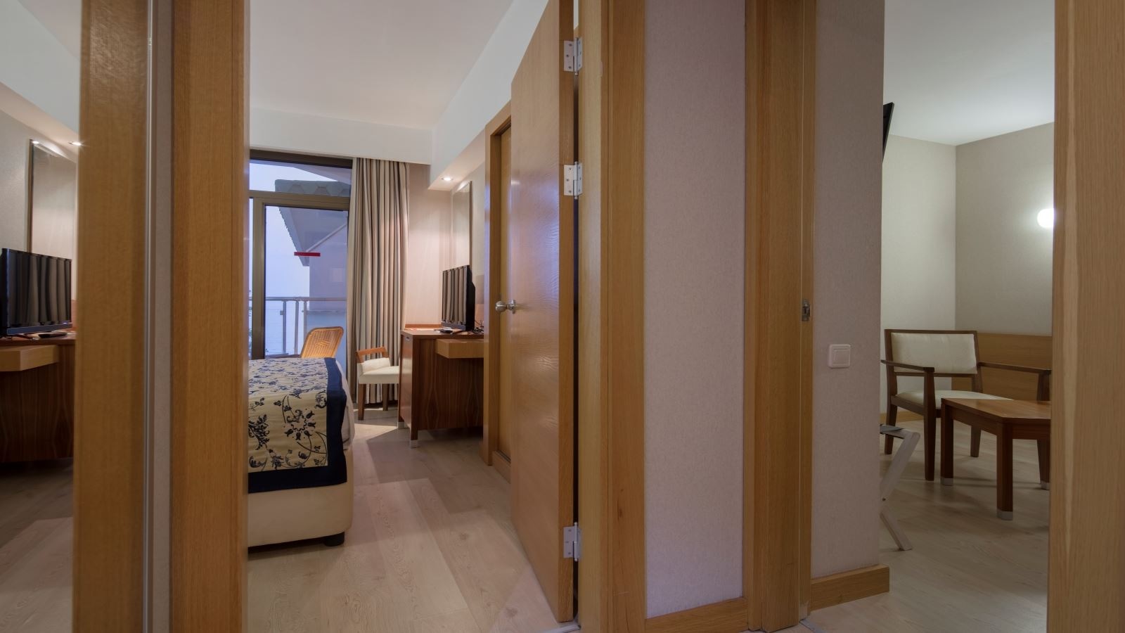 rooms-junior-suite-land-view