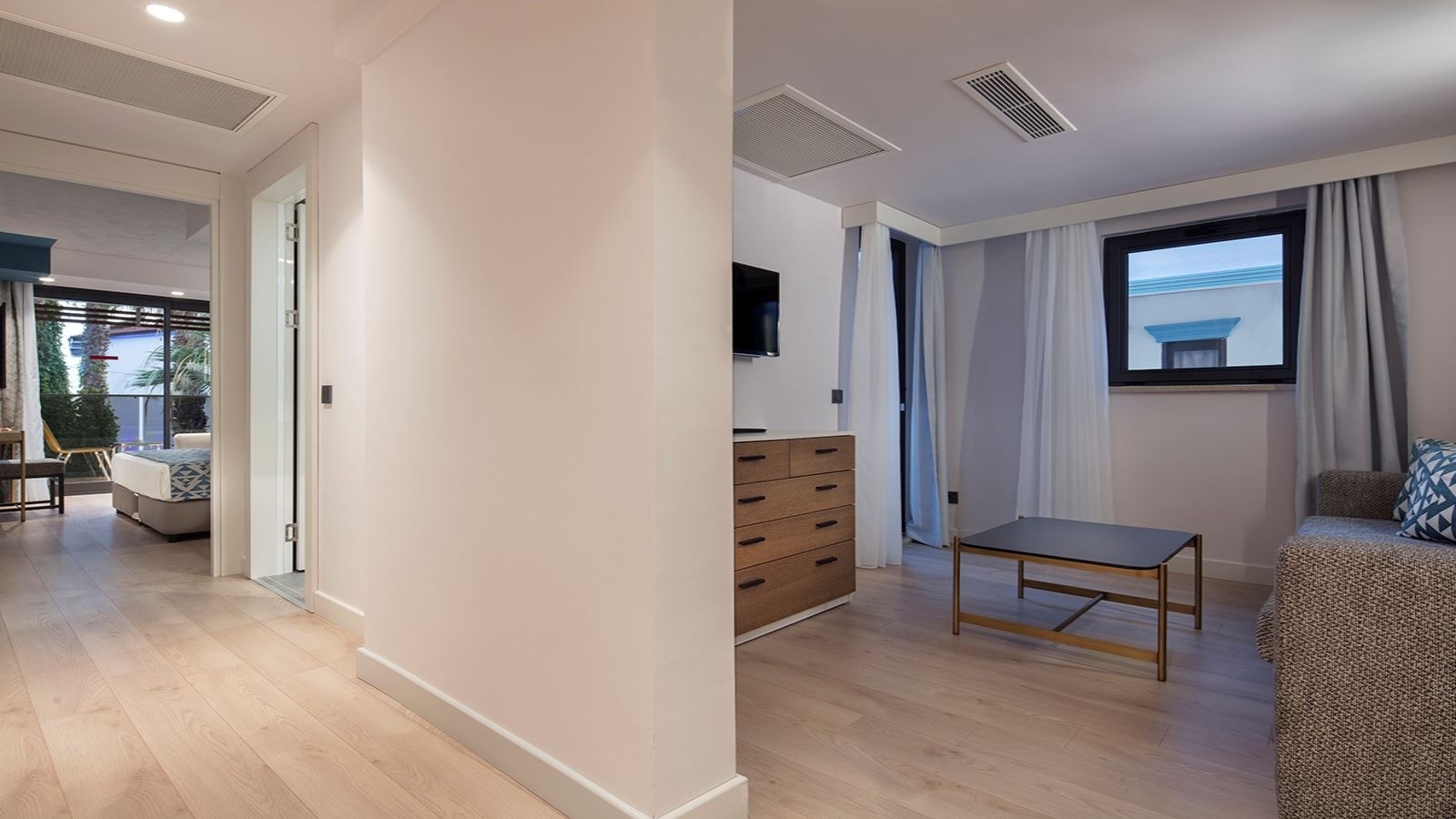 rooms-junior-suite-land-view