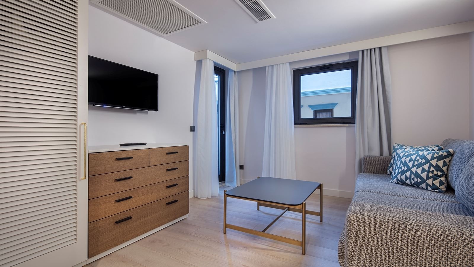 rooms-junior-suite-land-view