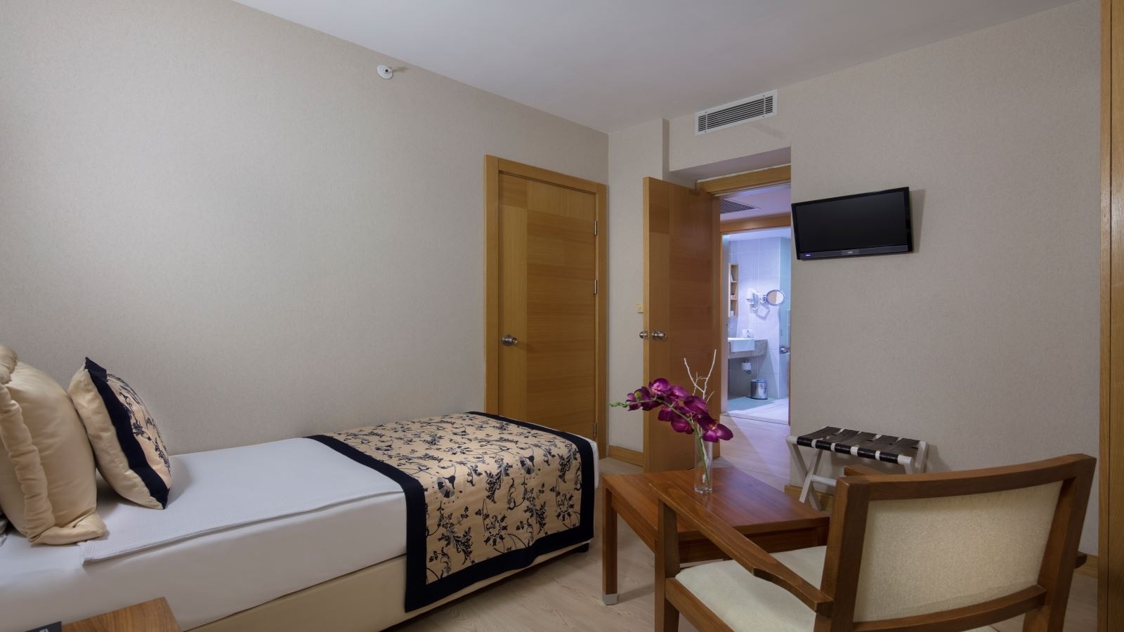 rooms-junior-suite-side-sea-view