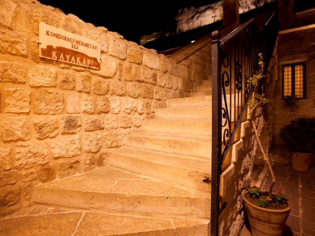 rooms-glorious-cave-suite