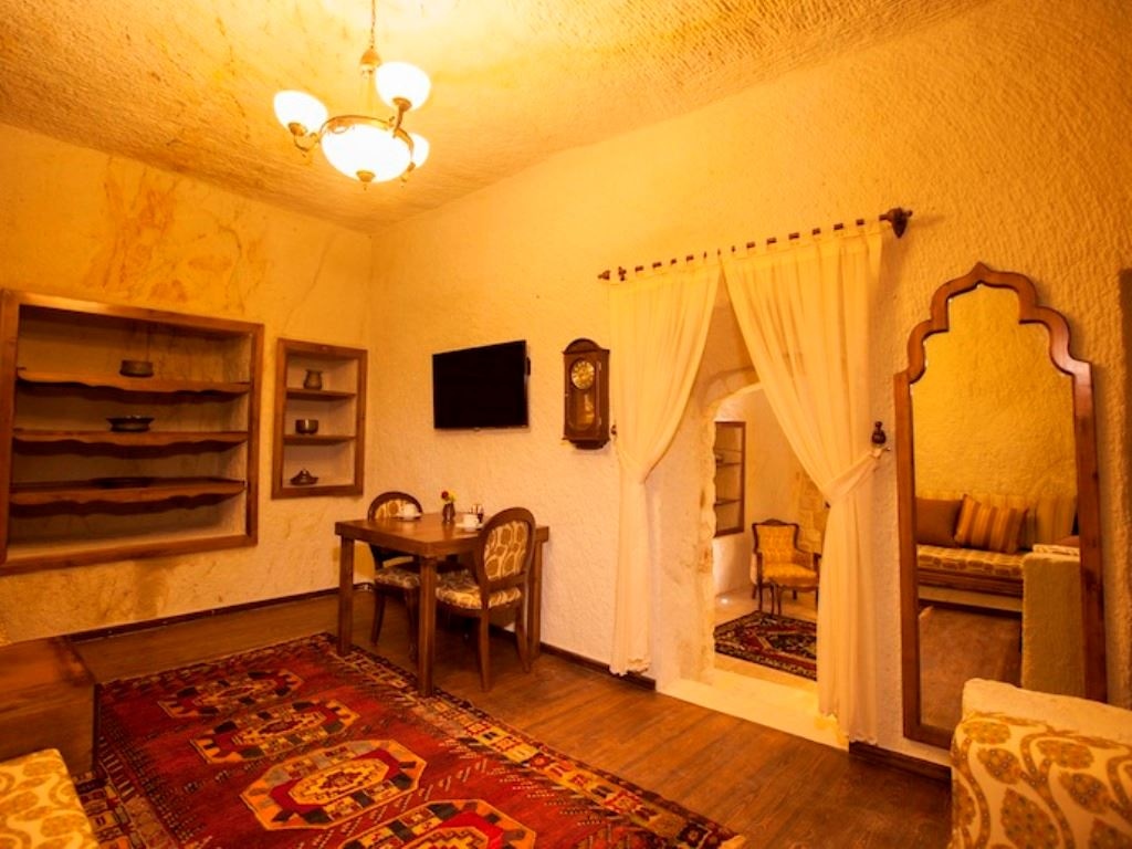 rooms-glorious-cave-suite