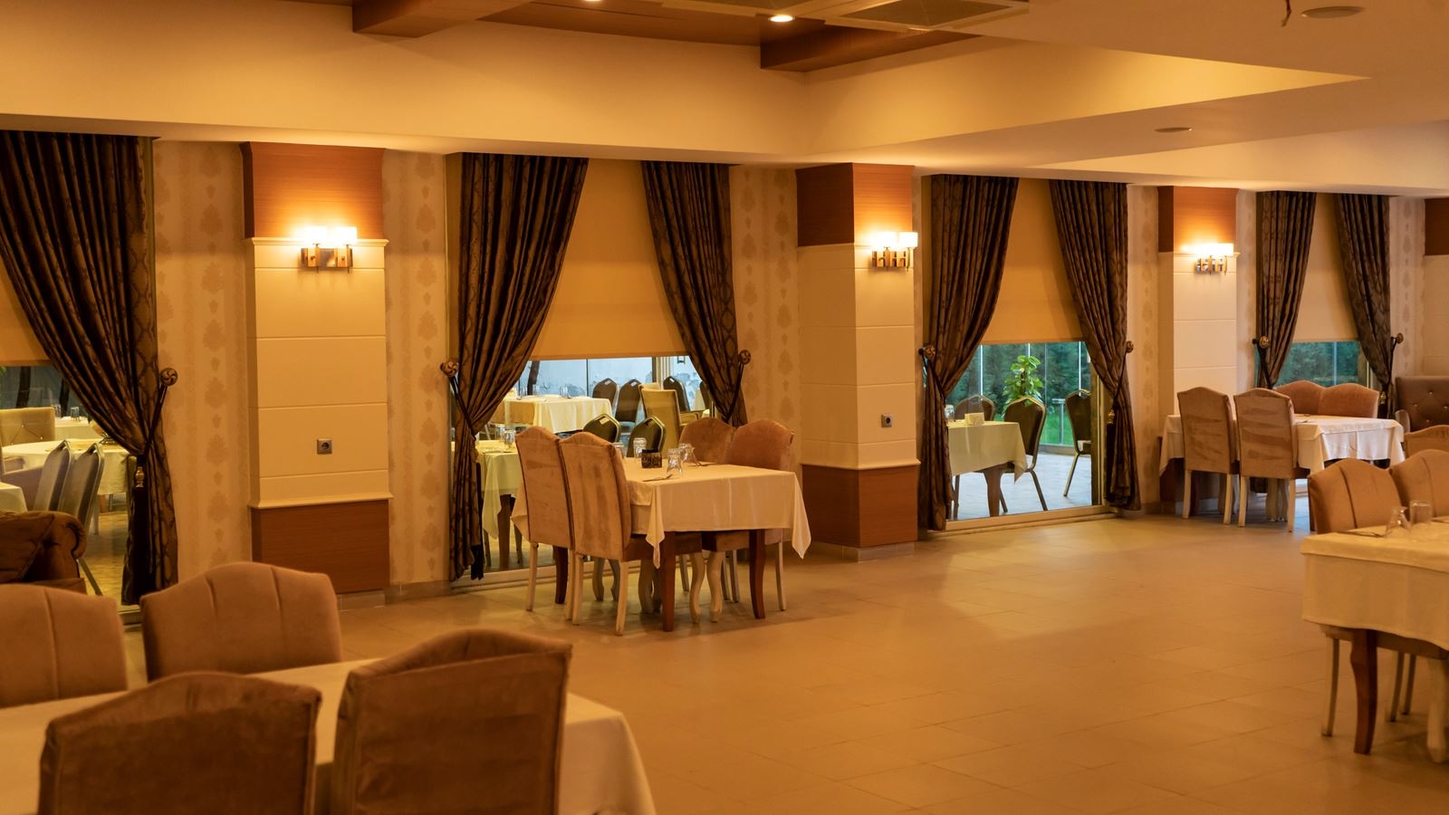 restaurants-onis-hotel-restaurant