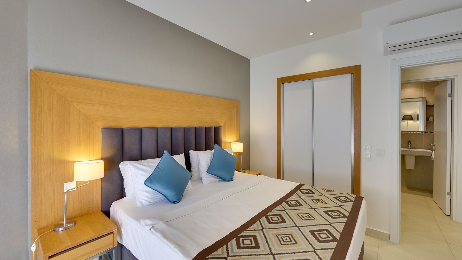 rooms-junior-suite-landview-room-balcony