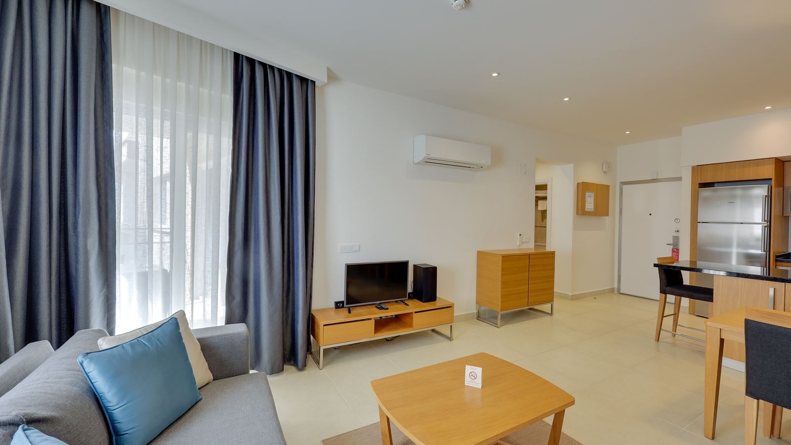 rooms-junior-suite-seaview-room-balcony