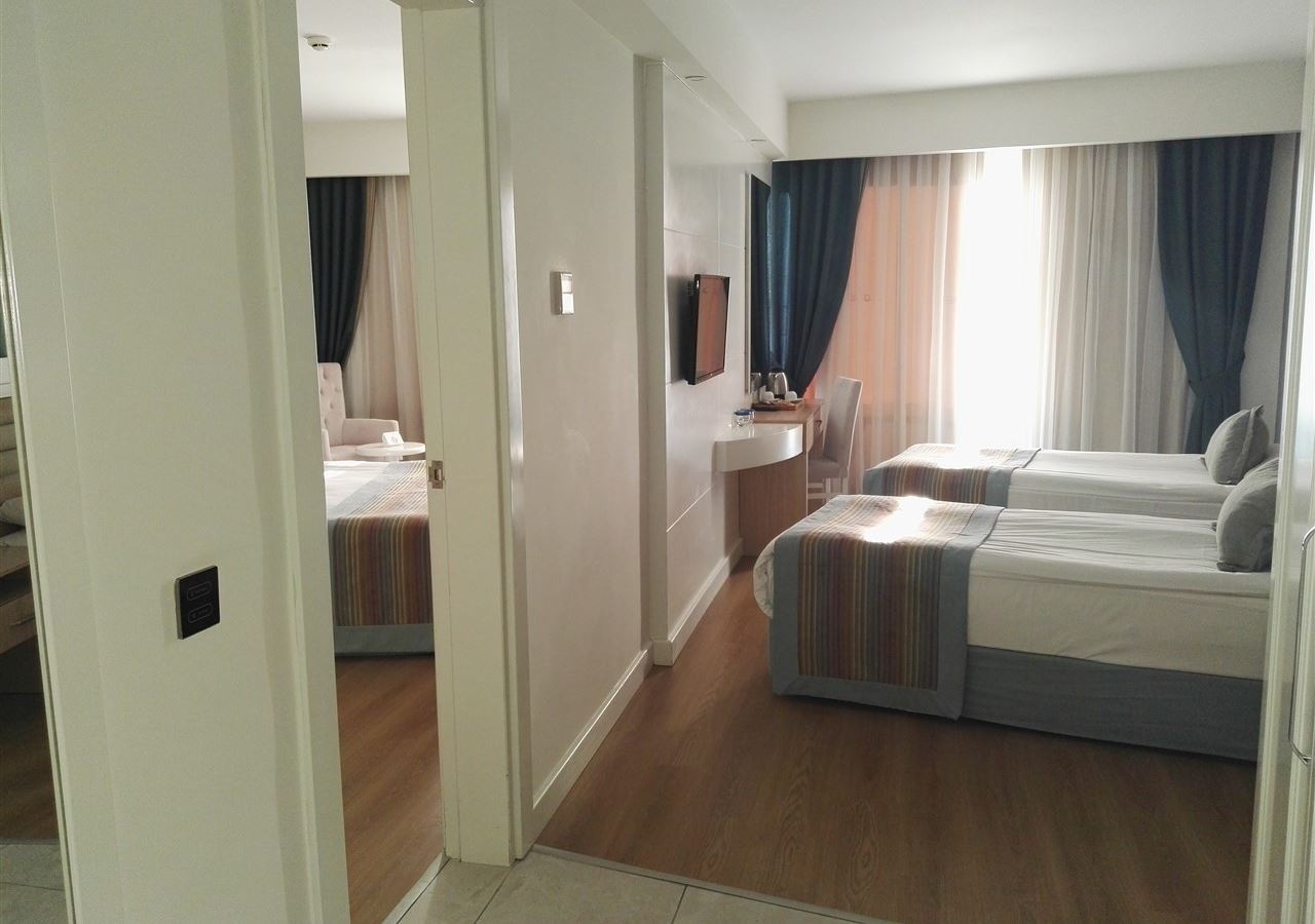 rooms-family-room-side-sea-view