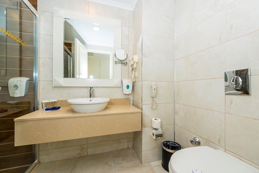 rooms-family-room-land-view