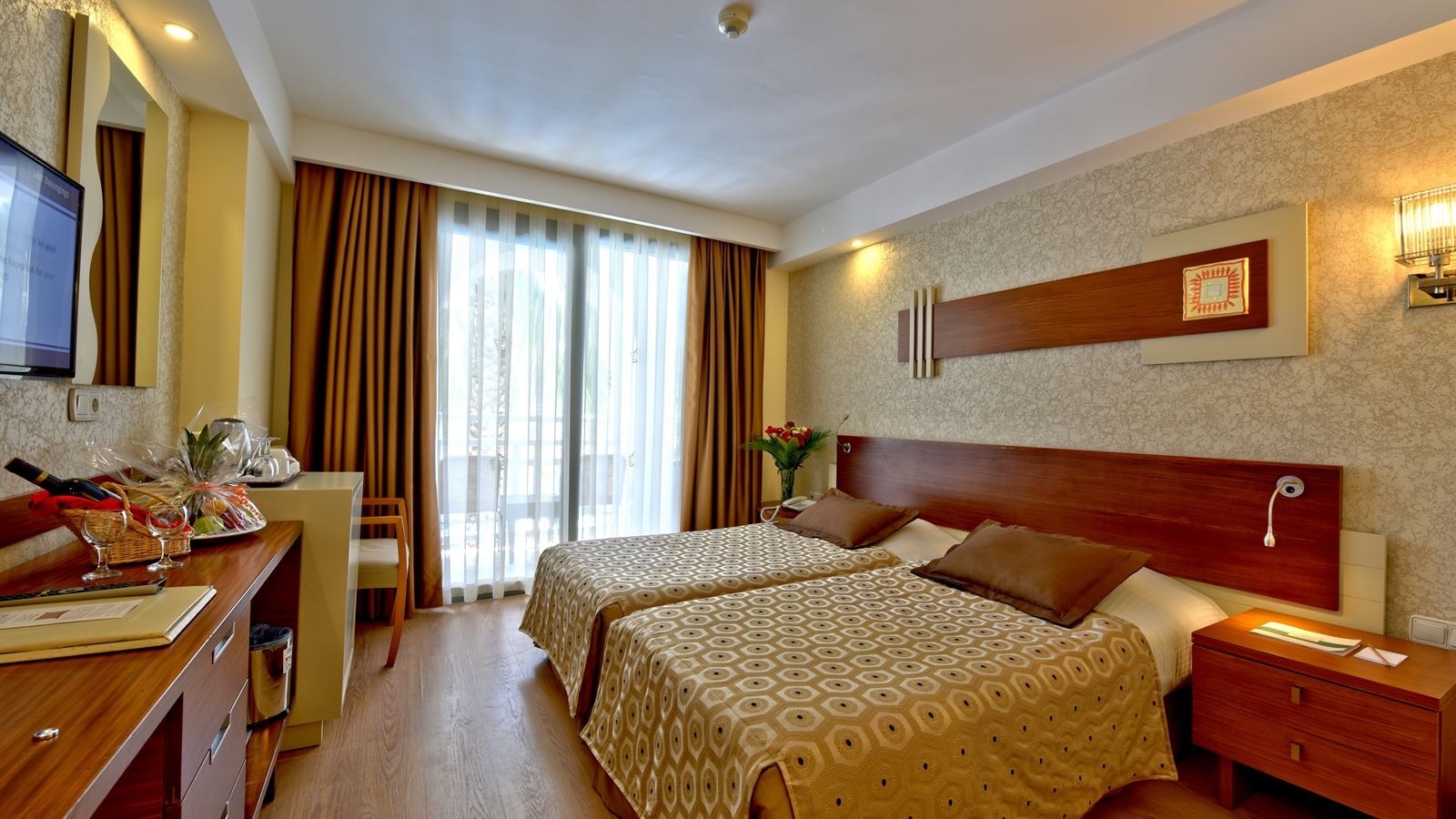 rooms-standard-room-land-view-with-balcony