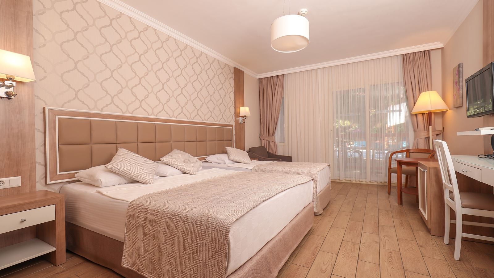 rooms-superior-room-with-balcony-2+2