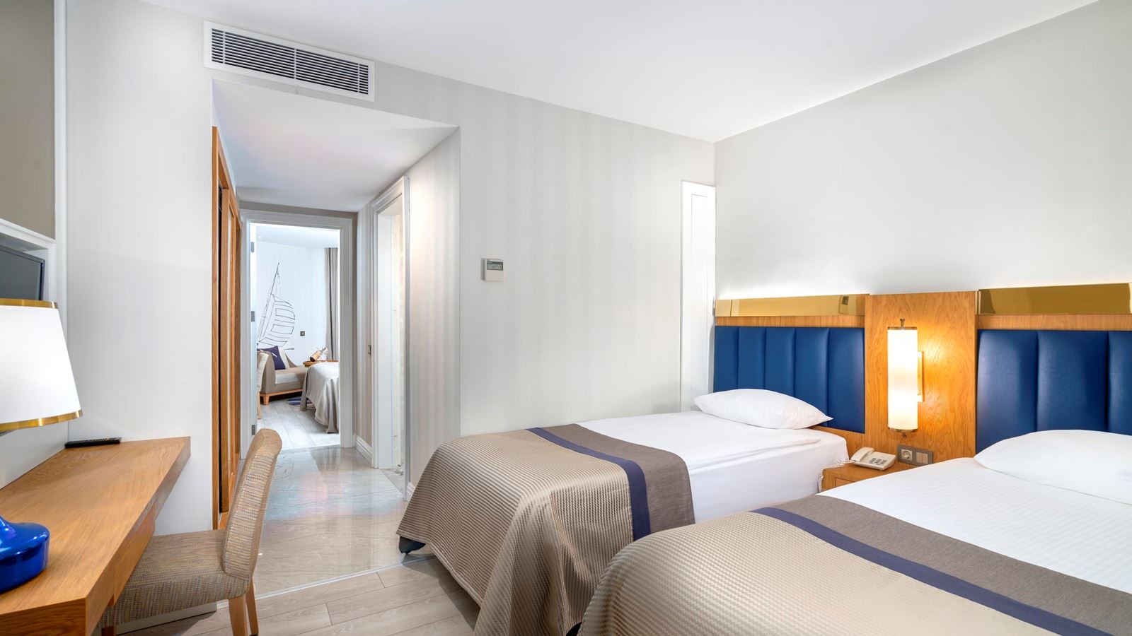 rooms-family-room-jacuzzi-terrace