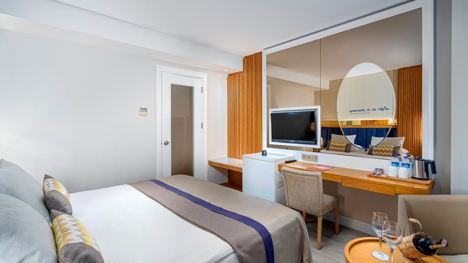 rooms-family-room-jacuzzi-terrace