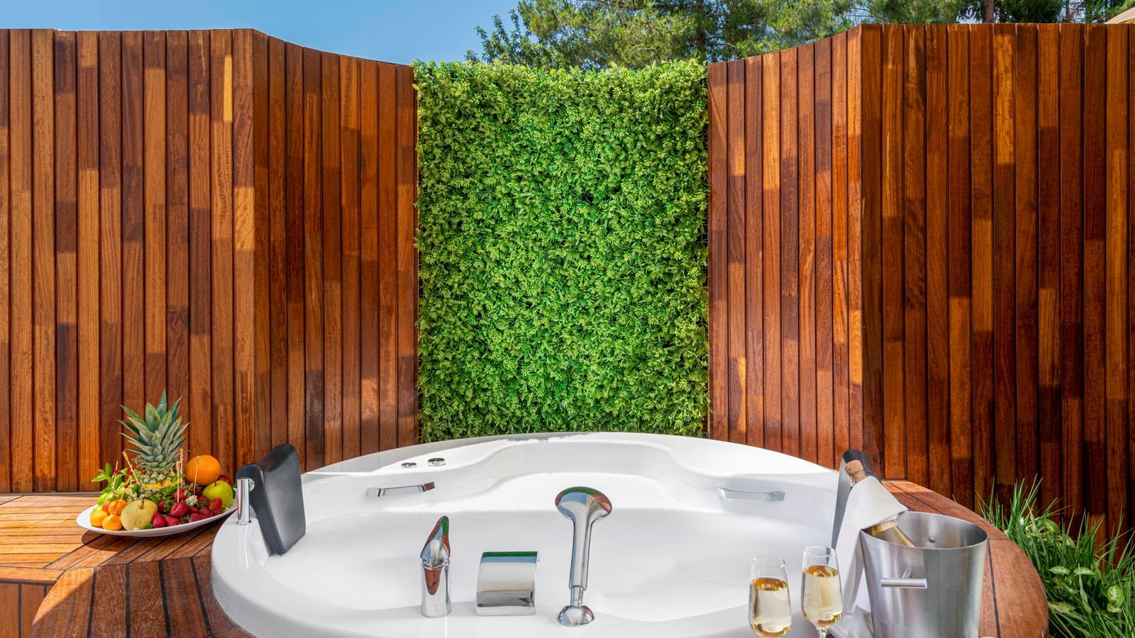 rooms-family-room-jacuzzi-terrace