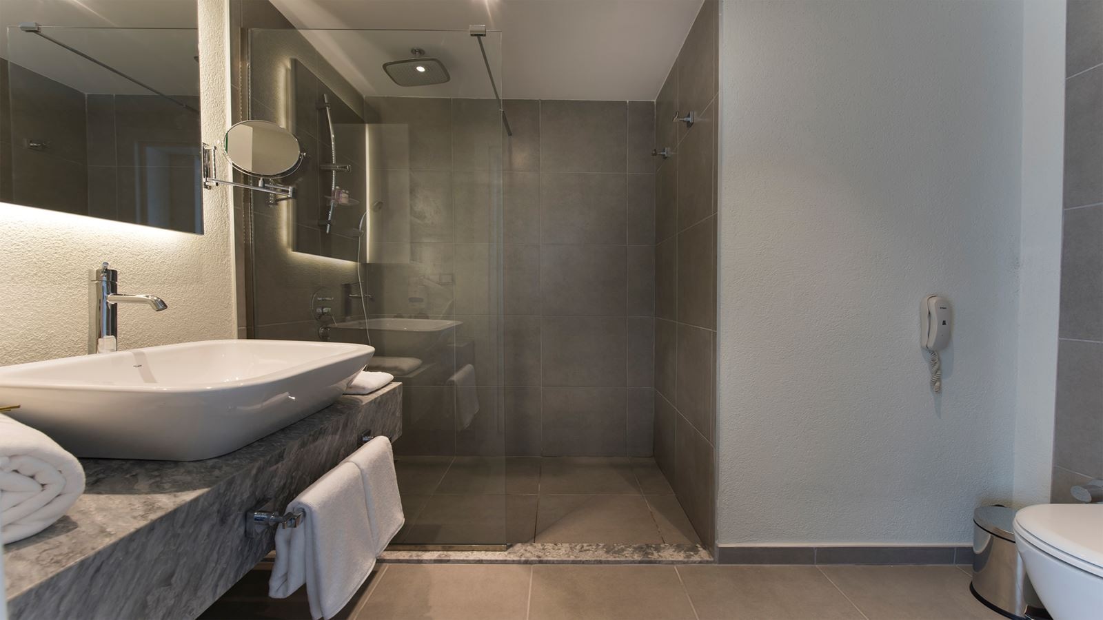 rooms-coral-deluxe-room