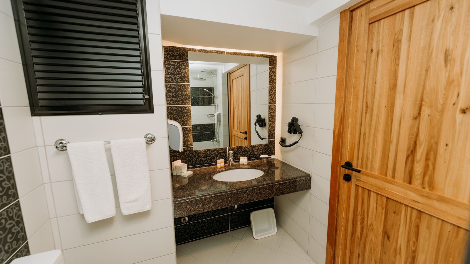 rooms-lagoon-swim-up-room--access-via-stairs