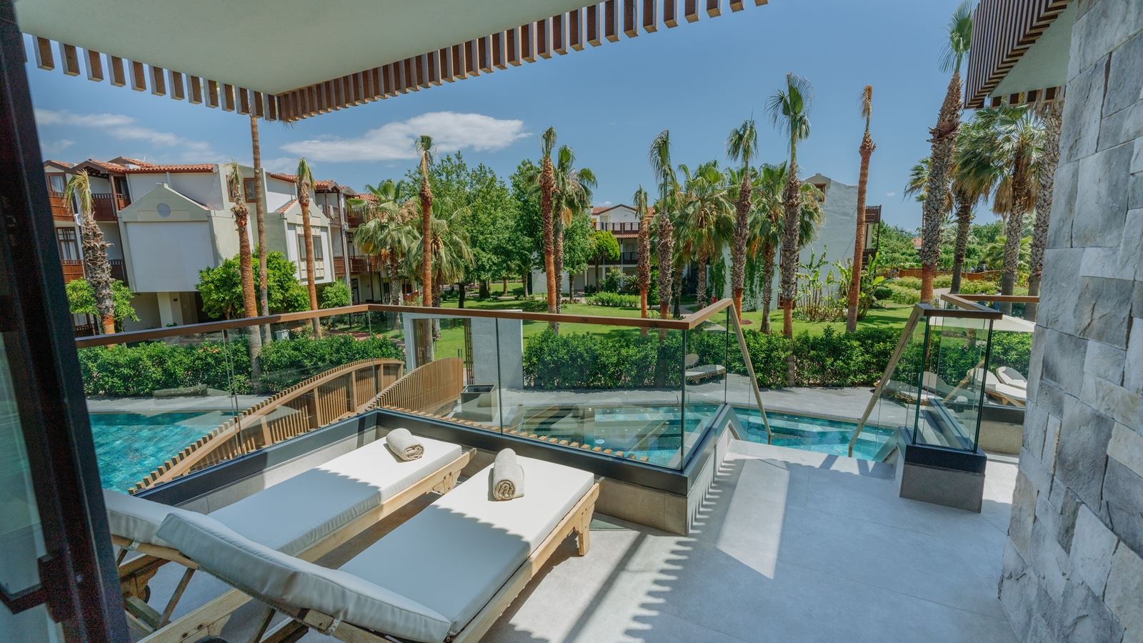 rooms-lagoon-swim-up-room--access-via-stairs