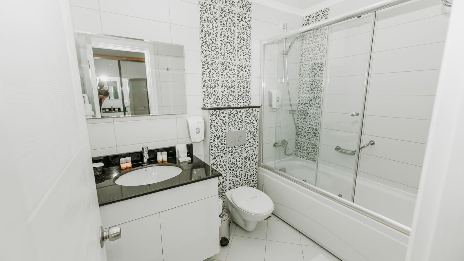 rooms-lagoon-roof-room--pool-view