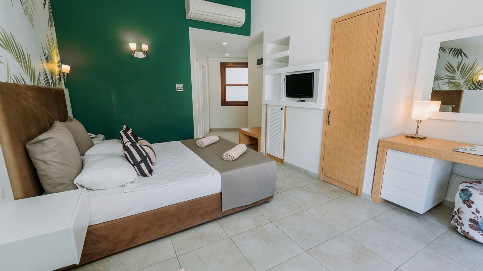 rooms-lagoon-roof-room--pool-view