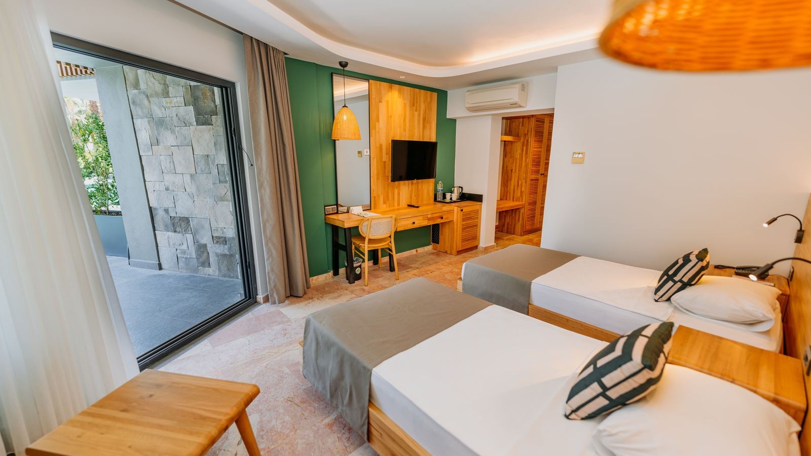 rooms-lagoon-swim-up-room--direct-pool-access