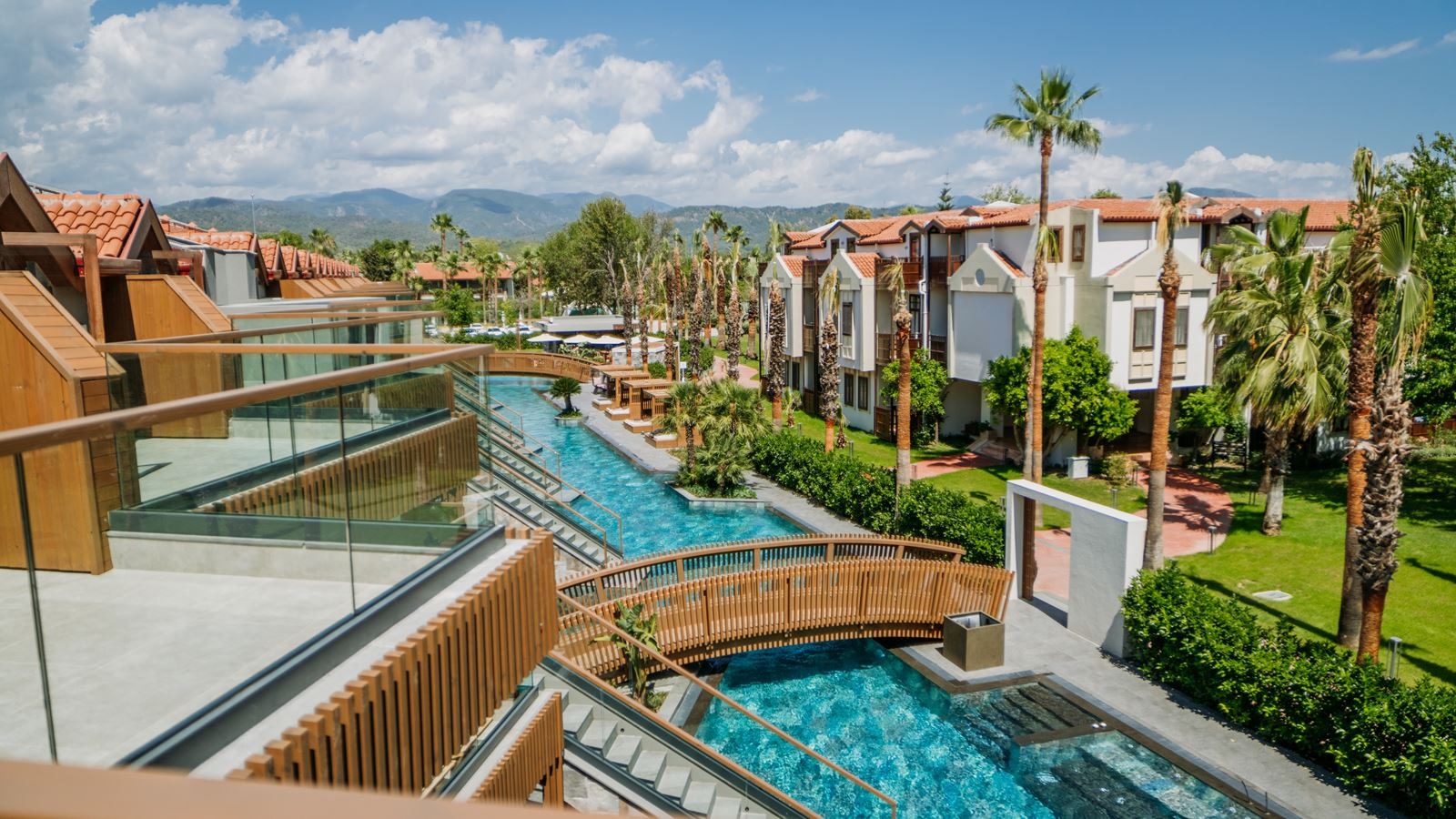 rooms-lagoon-roof-family-room--pool-view