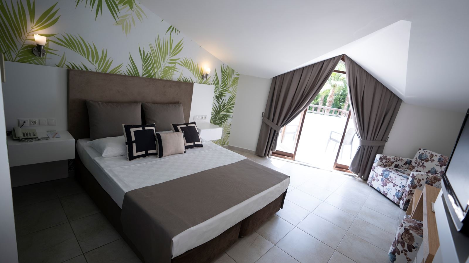 rooms-lagoon-roof-family-room--pool-view