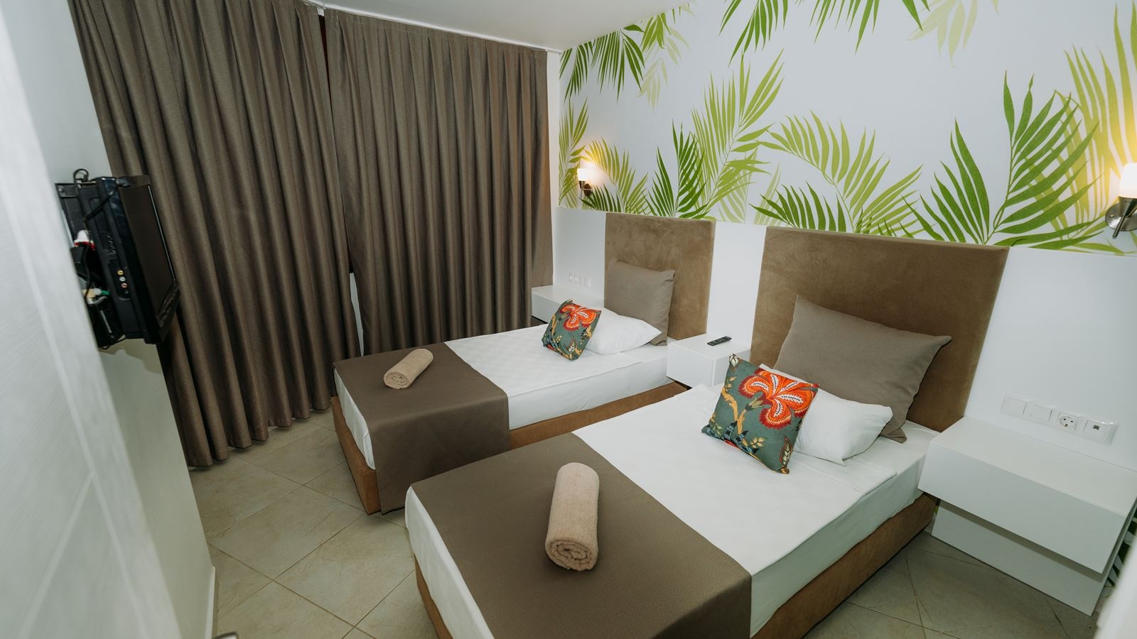 rooms-lagoon-roof-family-room--pool-view