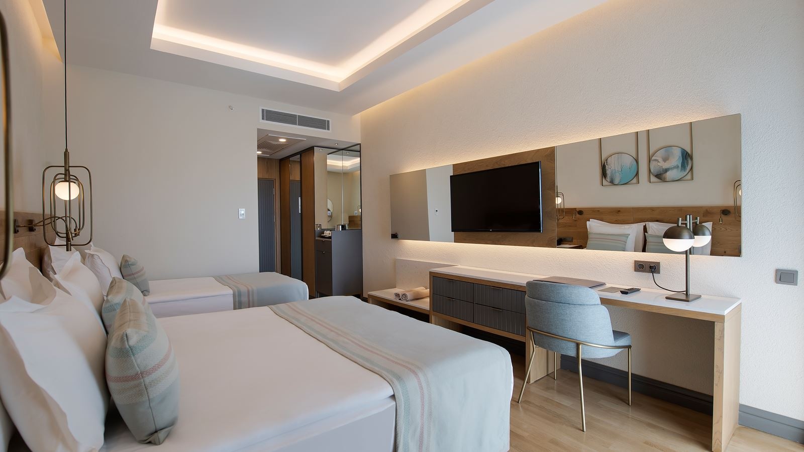 rooms-superior-room-land-view