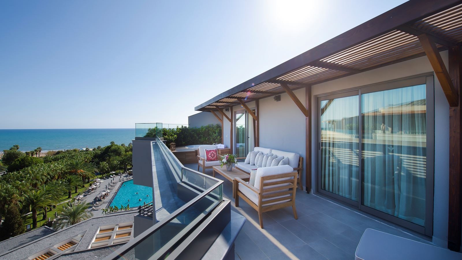 rooms-deluxe-terrace--jakuzzi-room