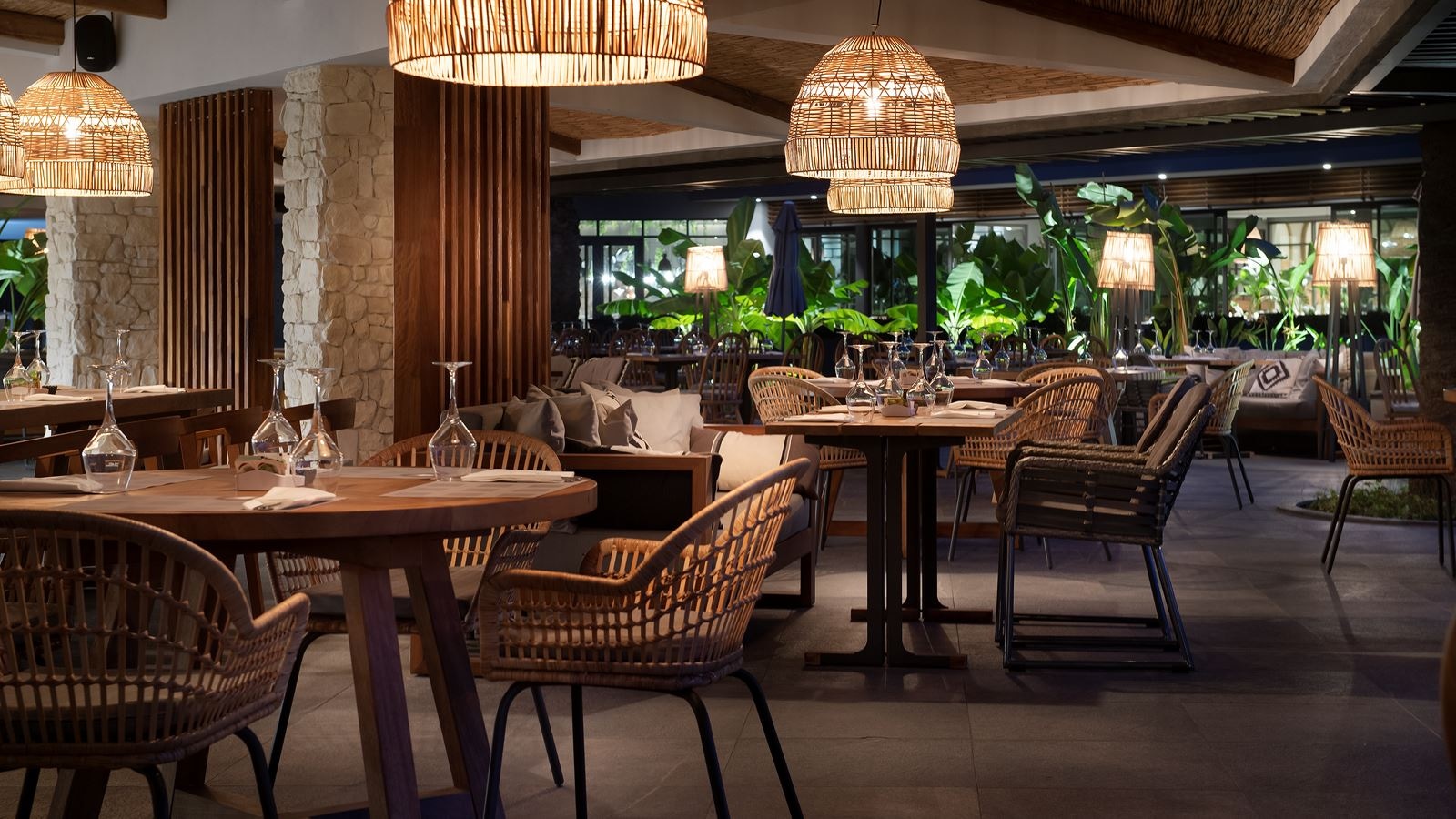 bars-cafe-del-mar-pool-bar