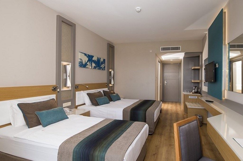 rooms-standard-room-pool-view