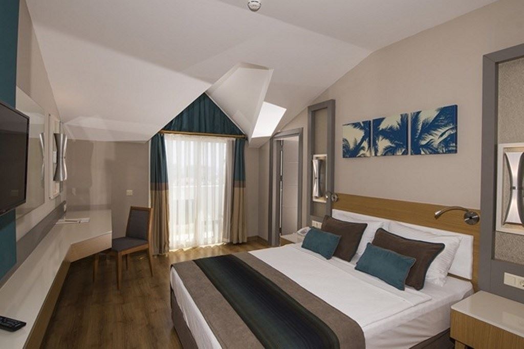 rooms-family-room-land-view