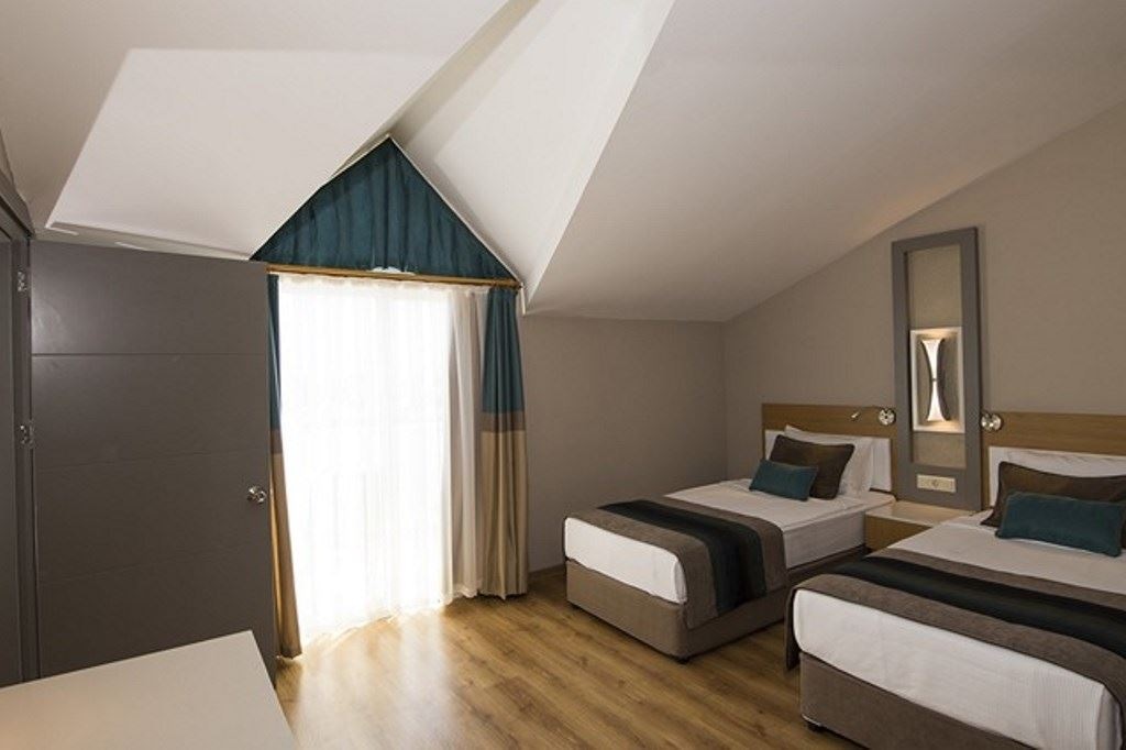 rooms-family-room-pool-view