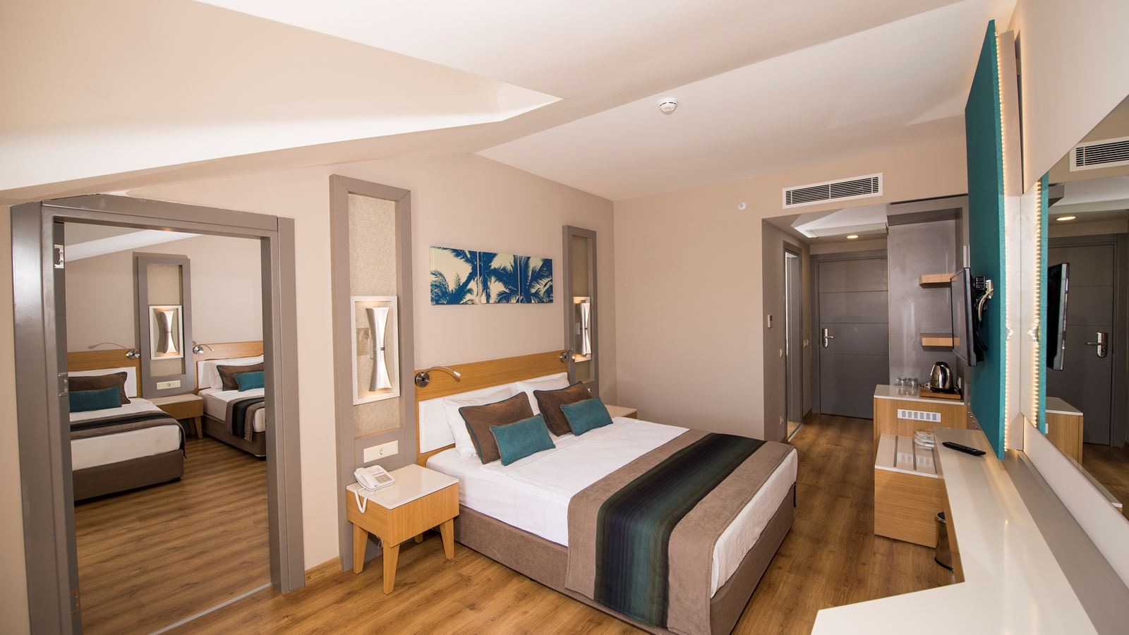 rooms-family-room-pool-view