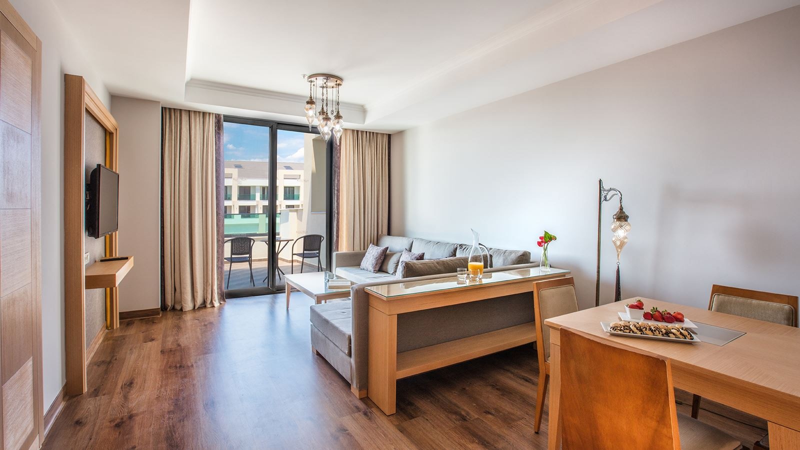 rooms-suite--land-view