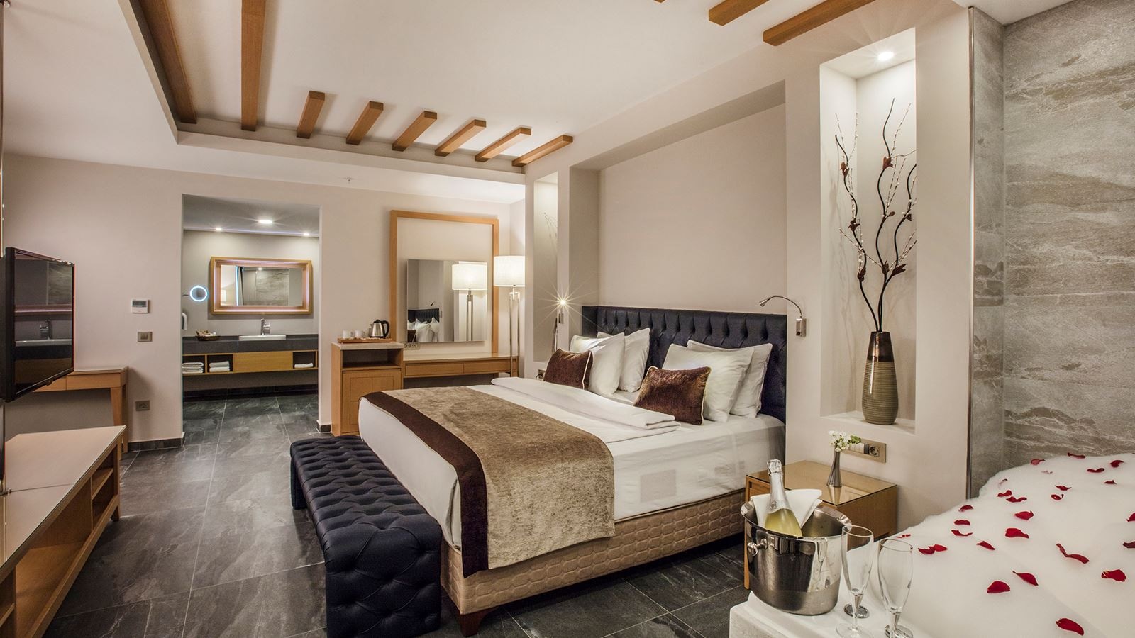 rooms-honeymoon-suite