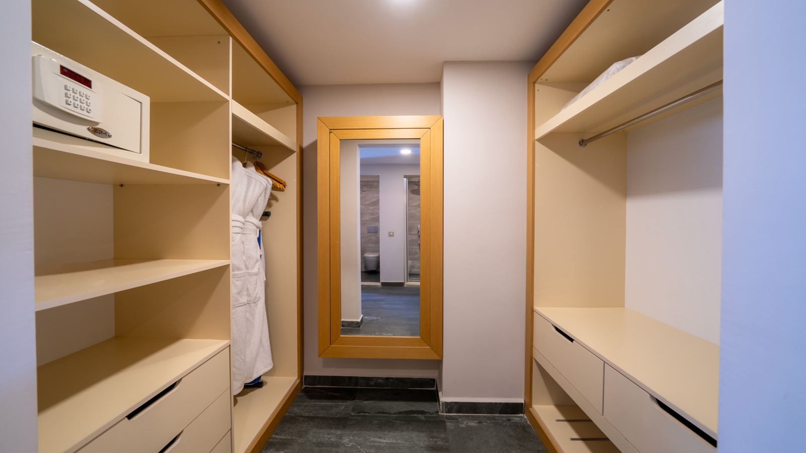 rooms-honeymoon-suite